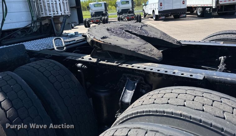 image for item LR9325 2016 Volvo VNL semi truck