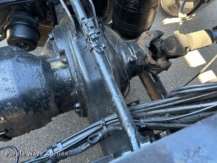 image for item LR9325 2016 Volvo VNL semi truck