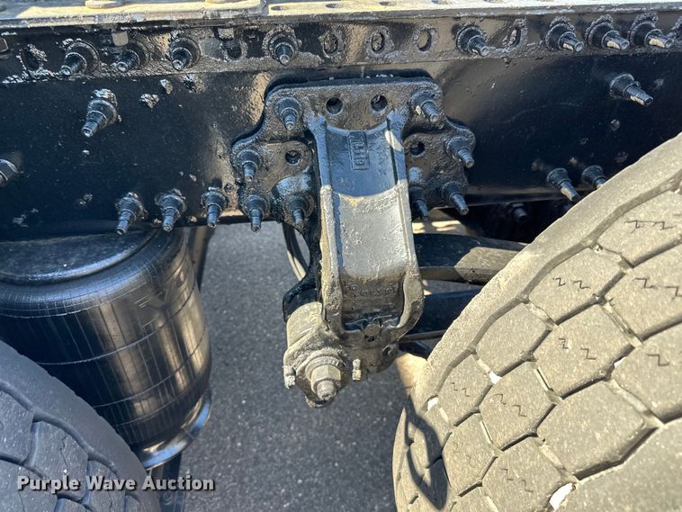 image for item LR9325 2016 Volvo VNL semi truck