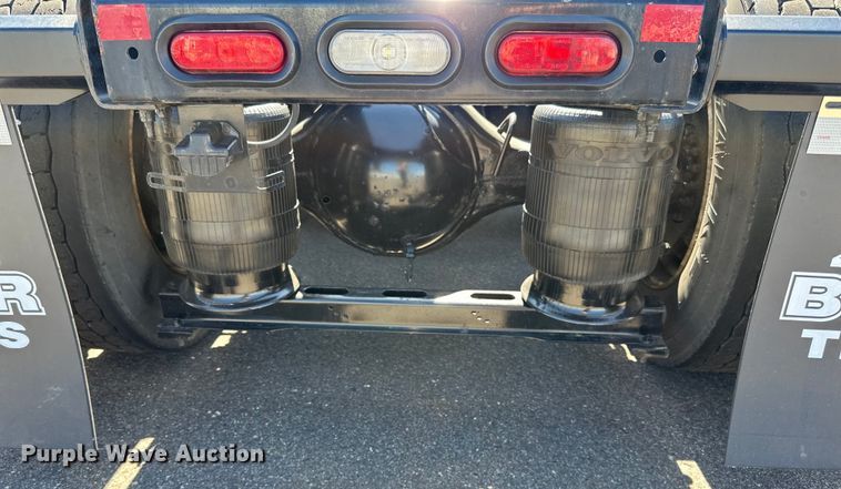 image for item LR9325 2016 Volvo VNL semi truck