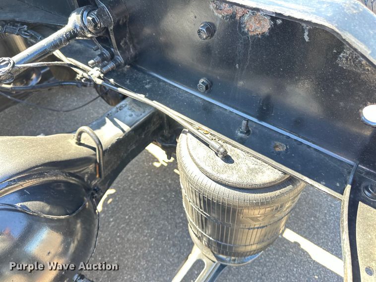 image for item LR9325 2016 Volvo VNL semi truck