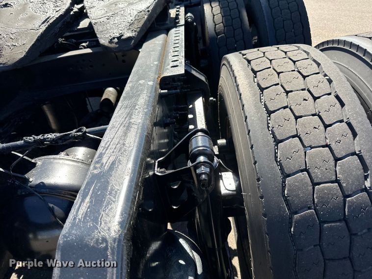 image for item LR9325 2016 Volvo VNL semi truck