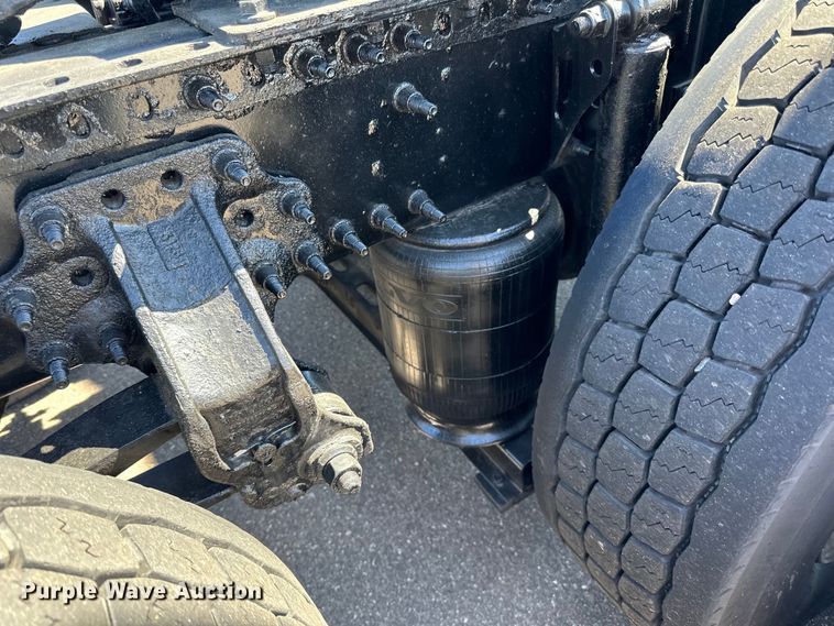 image for item LR9325 2016 Volvo VNL semi truck