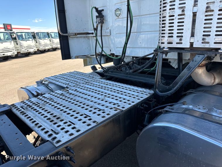 image for item LR9325 2016 Volvo VNL semi truck