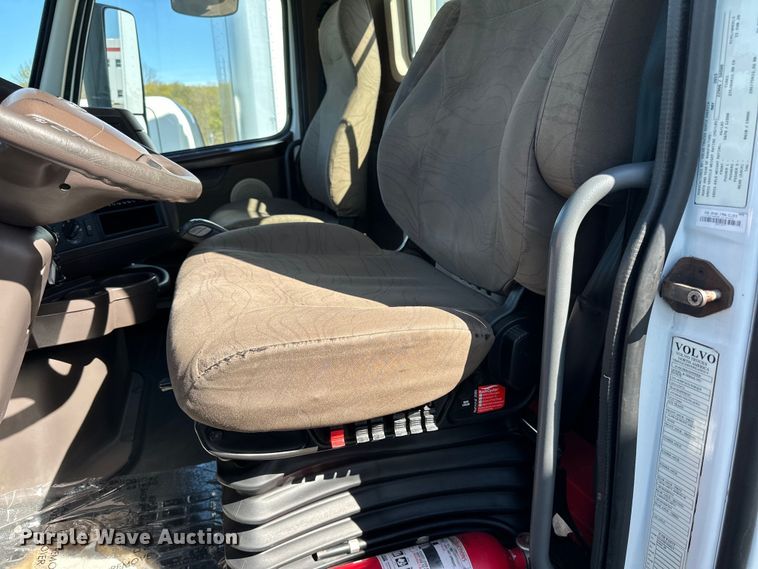 image for item LR9325 2016 Volvo VNL semi truck