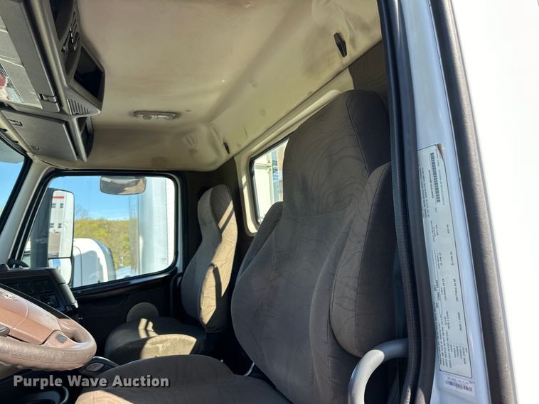 image for item LR9325 2016 Volvo VNL semi truck