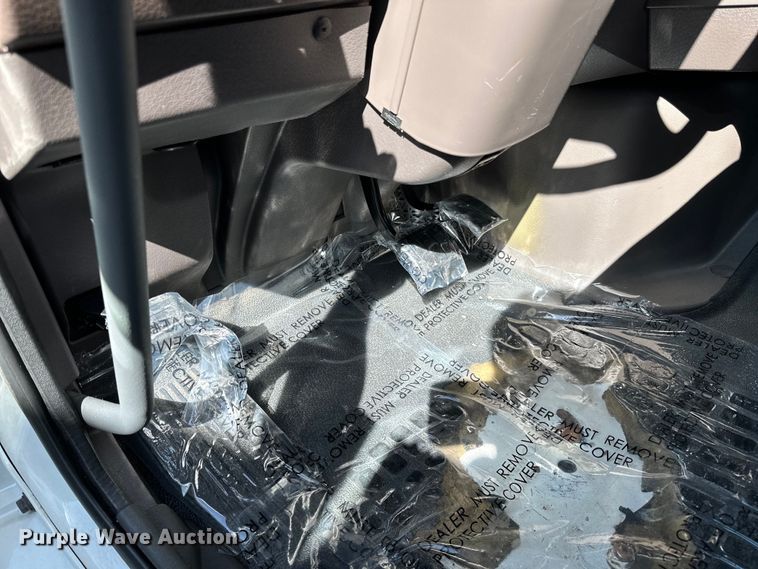 image for item LR9325 2016 Volvo VNL semi truck