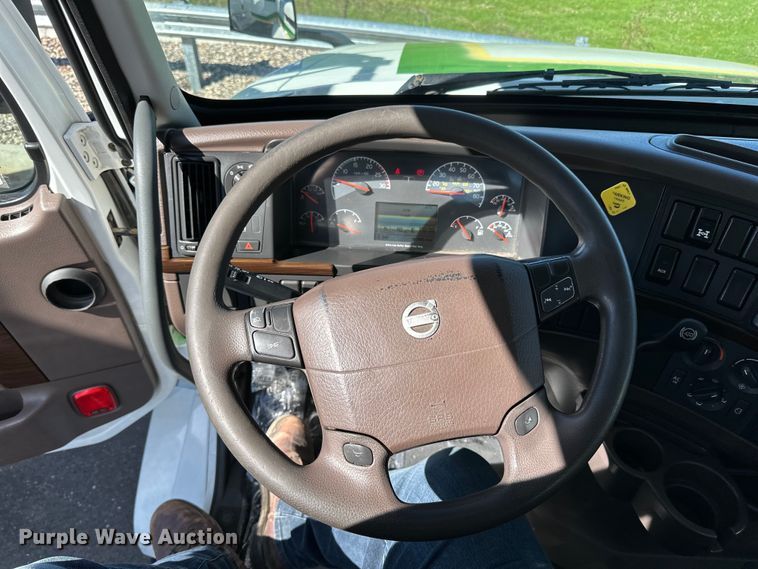 image for item LR9325 2016 Volvo VNL semi truck