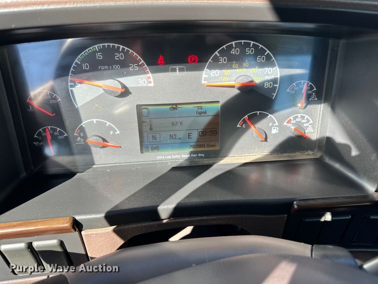 image for item LR9325 2016 Volvo VNL semi truck