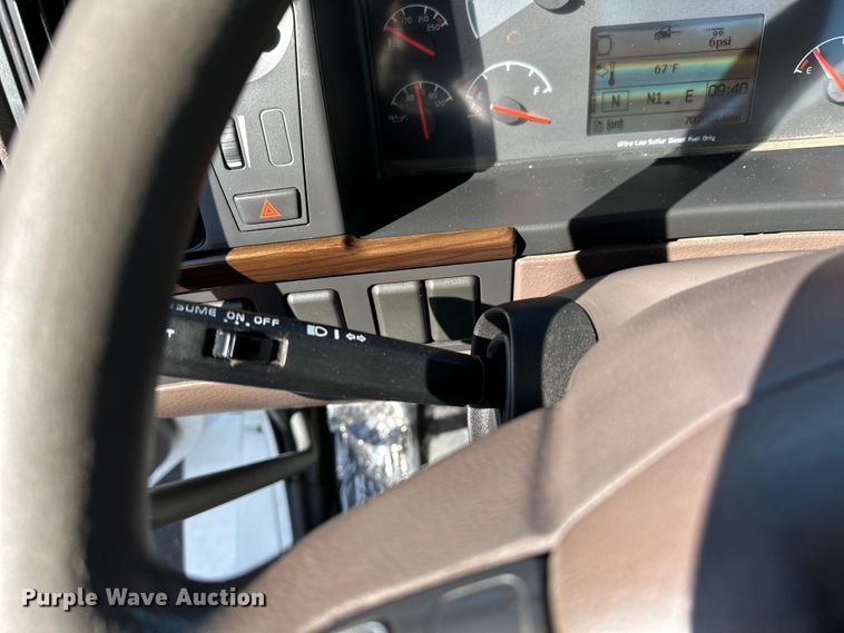 image for item LR9325 2016 Volvo VNL semi truck