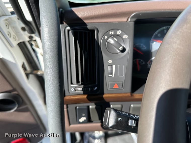 image for item LR9325 2016 Volvo VNL semi truck