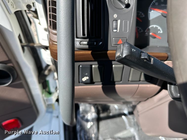 image for item LR9325 2016 Volvo VNL semi truck