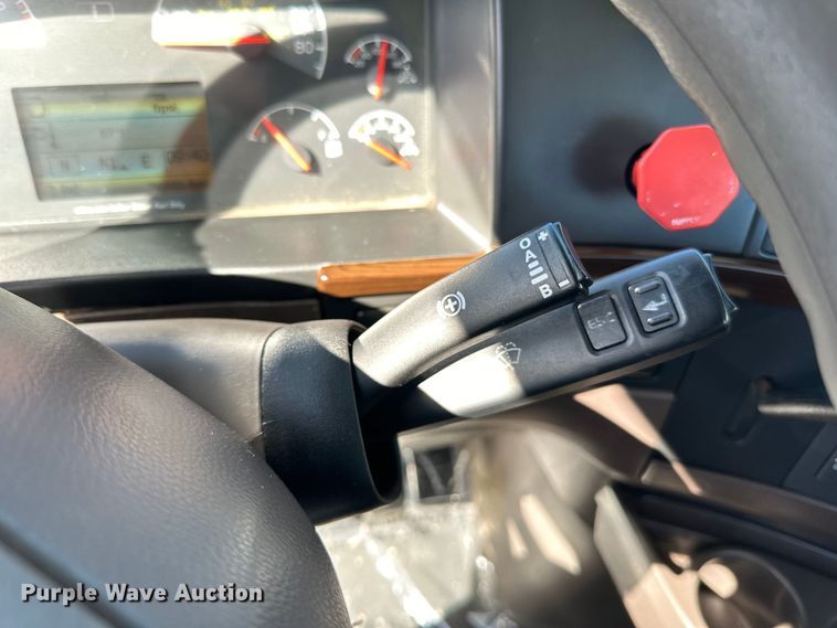 image for item LR9325 2016 Volvo VNL semi truck