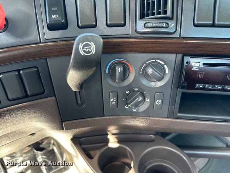 image for item LR9325 2016 Volvo VNL semi truck