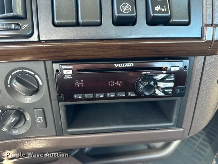 image for item LR9325 2016 Volvo VNL semi truck