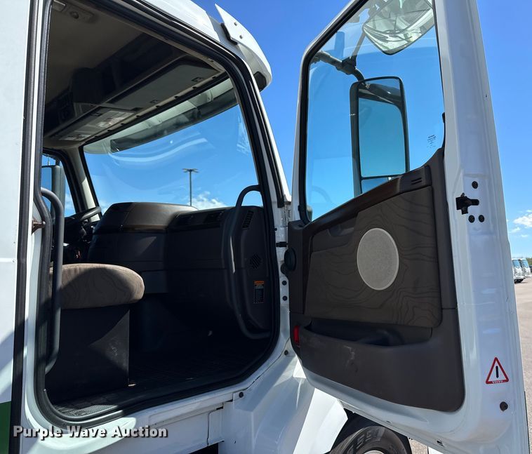 image for item LR9325 2016 Volvo VNL semi truck