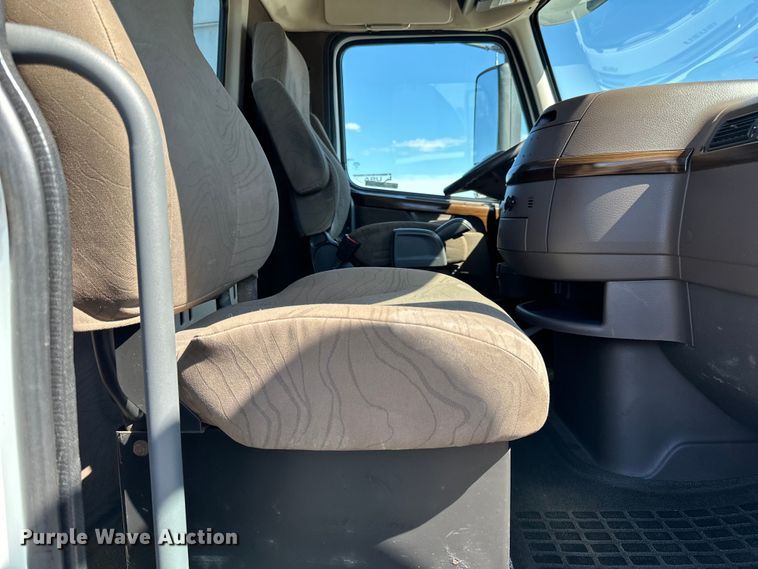 image for item LR9325 2016 Volvo VNL semi truck