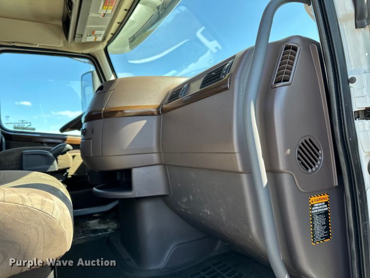 image for item LR9325 2016 Volvo VNL semi truck