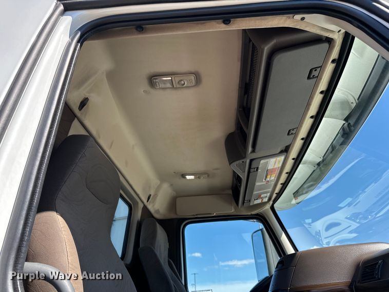 image for item LR9325 2016 Volvo VNL semi truck