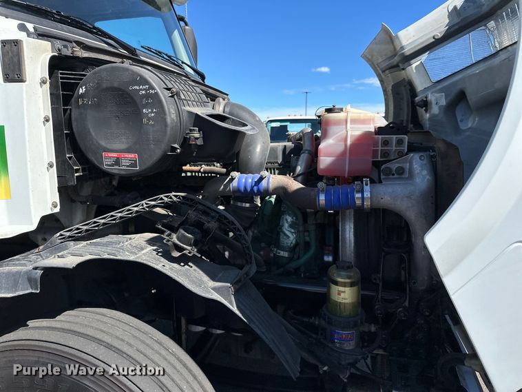 image for item LR9325 2016 Volvo VNL semi truck