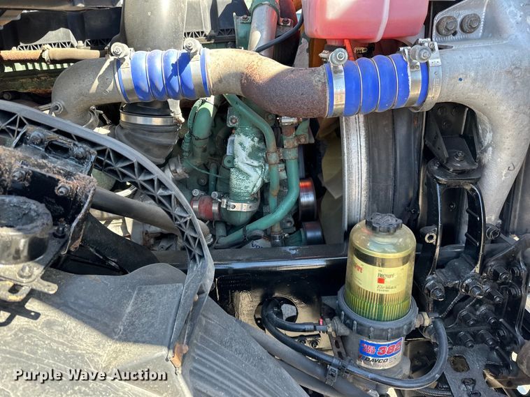 image for item LR9325 2016 Volvo VNL semi truck