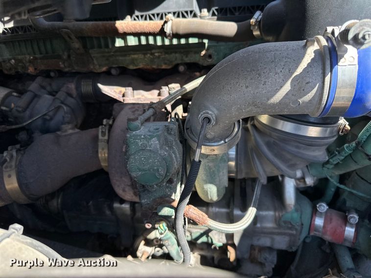 image for item LR9325 2016 Volvo VNL semi truck