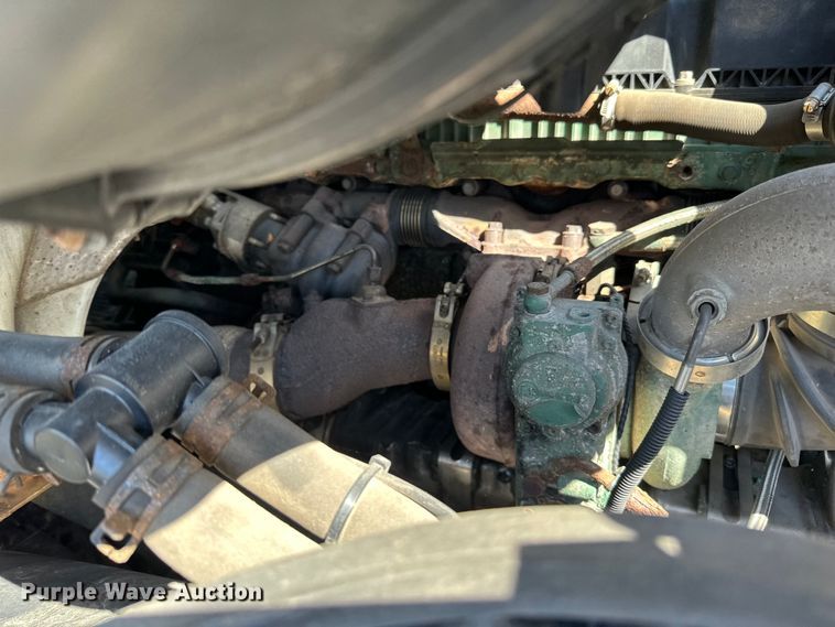 image for item LR9325 2016 Volvo VNL semi truck