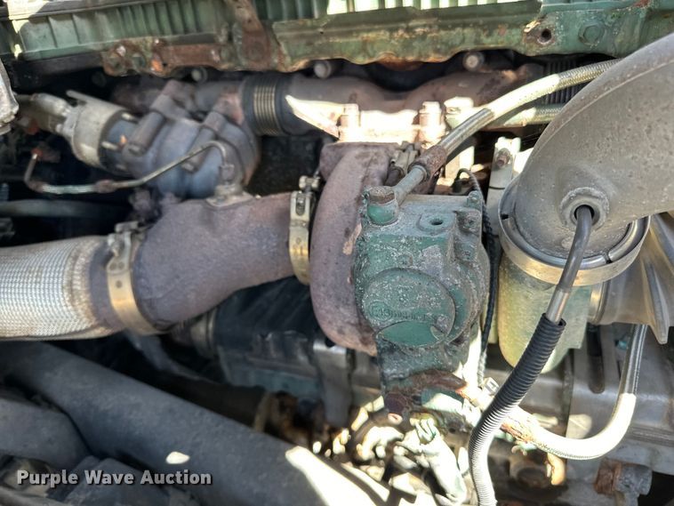 image for item LR9325 2016 Volvo VNL semi truck