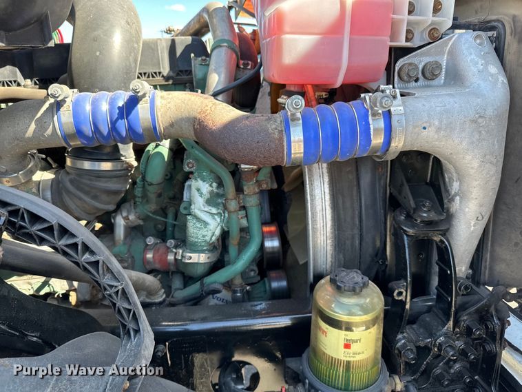 image for item LR9325 2016 Volvo VNL semi truck