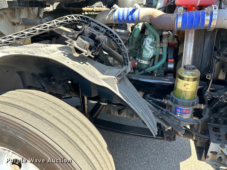 image for item LR9325 2016 Volvo VNL semi truck