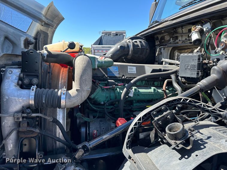 image for item LR9325 2016 Volvo VNL semi truck