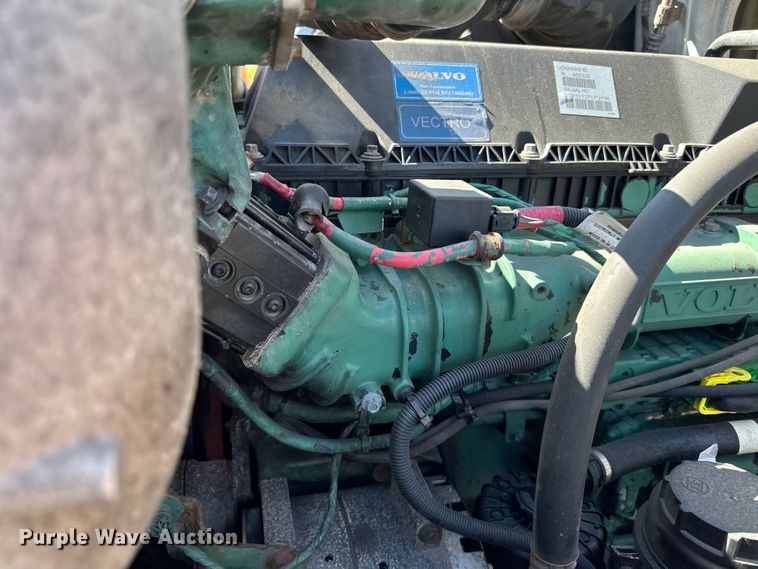 image for item LR9325 2016 Volvo VNL semi truck