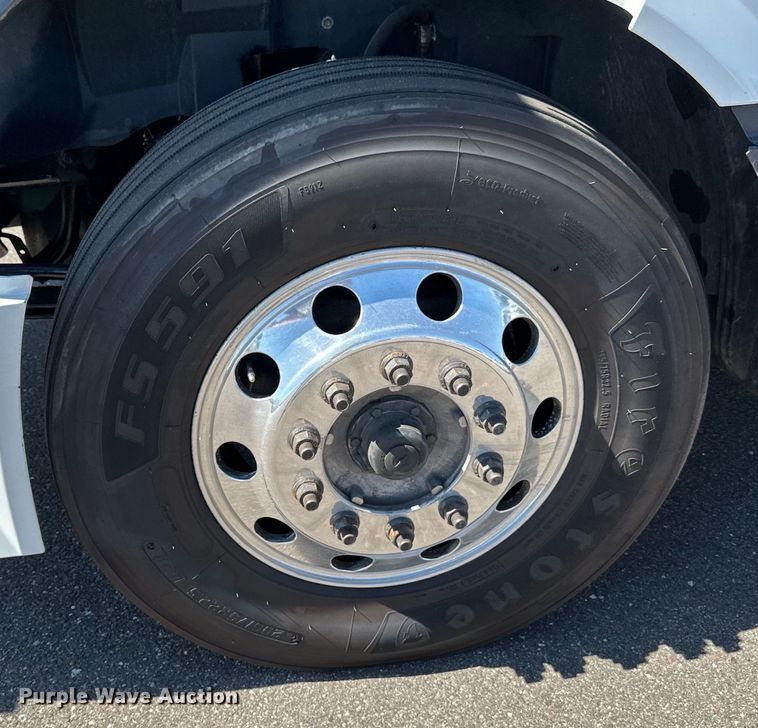 image for item LR9325 2016 Volvo VNL semi truck