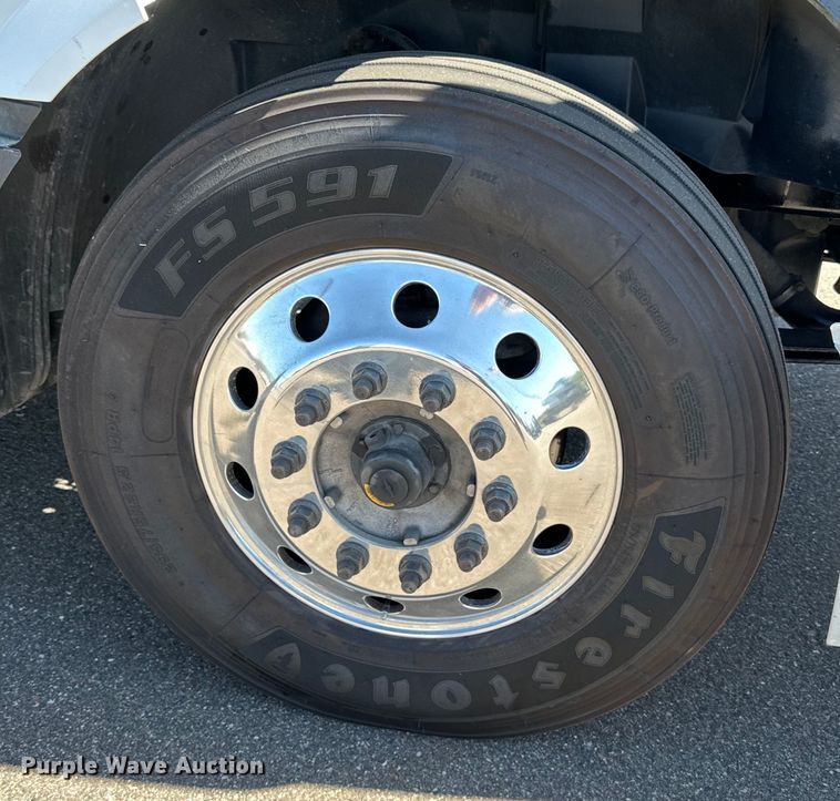 image for item LR9325 2016 Volvo VNL semi truck