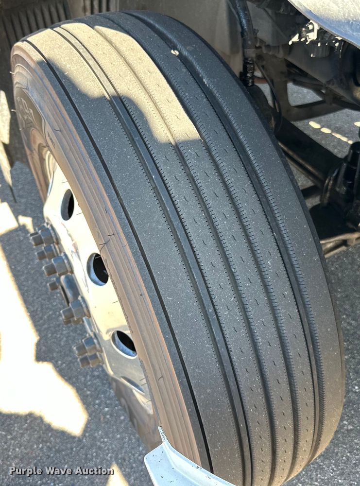 image for item LR9325 2016 Volvo VNL semi truck