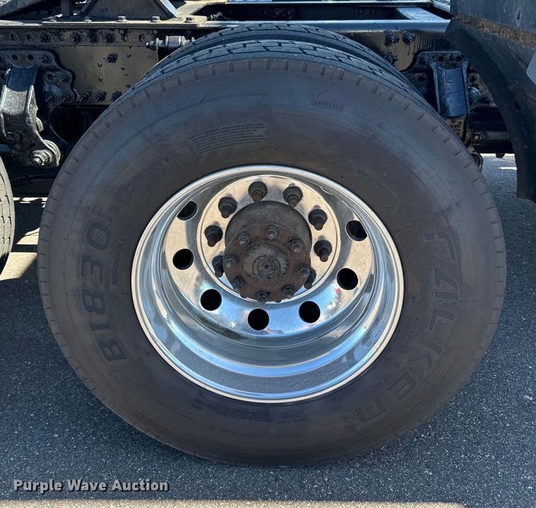 image for item LR9325 2016 Volvo VNL semi truck