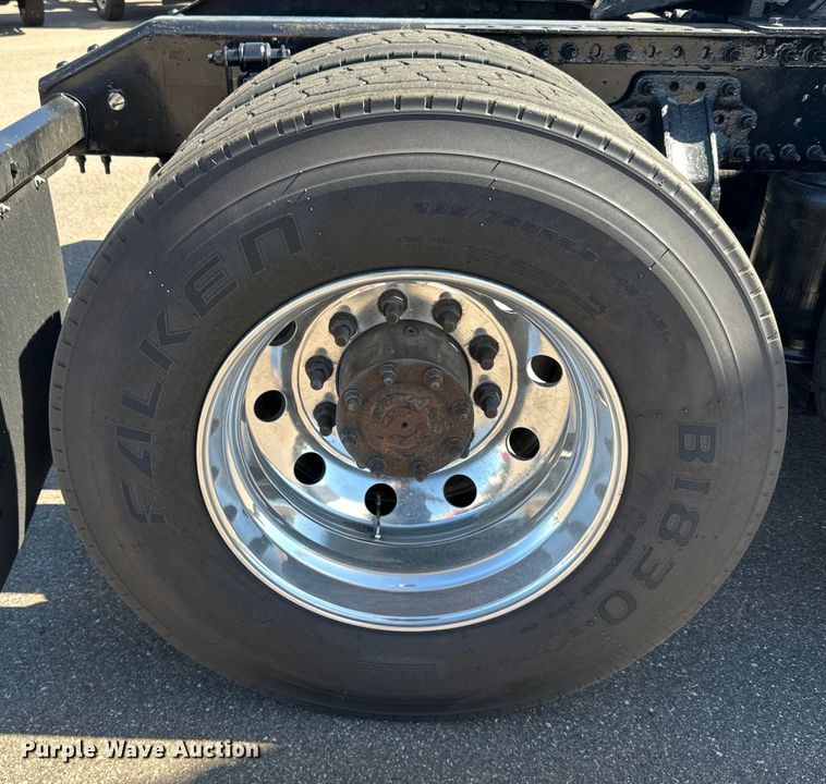 image for item LR9325 2016 Volvo VNL semi truck