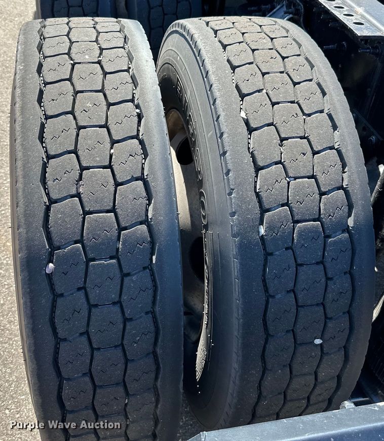 image for item LR9325 2016 Volvo VNL semi truck