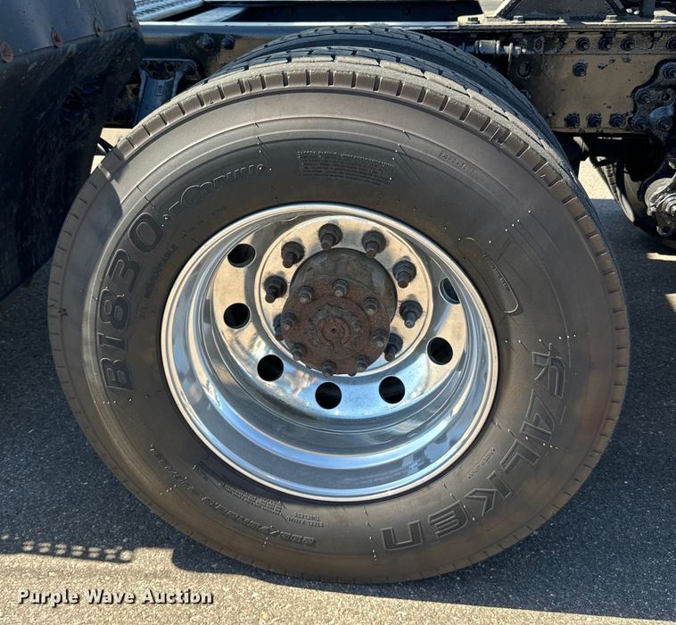 image for item LR9325 2016 Volvo VNL semi truck