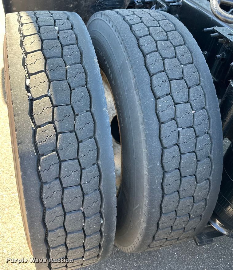 image for item LR9325 2016 Volvo VNL semi truck