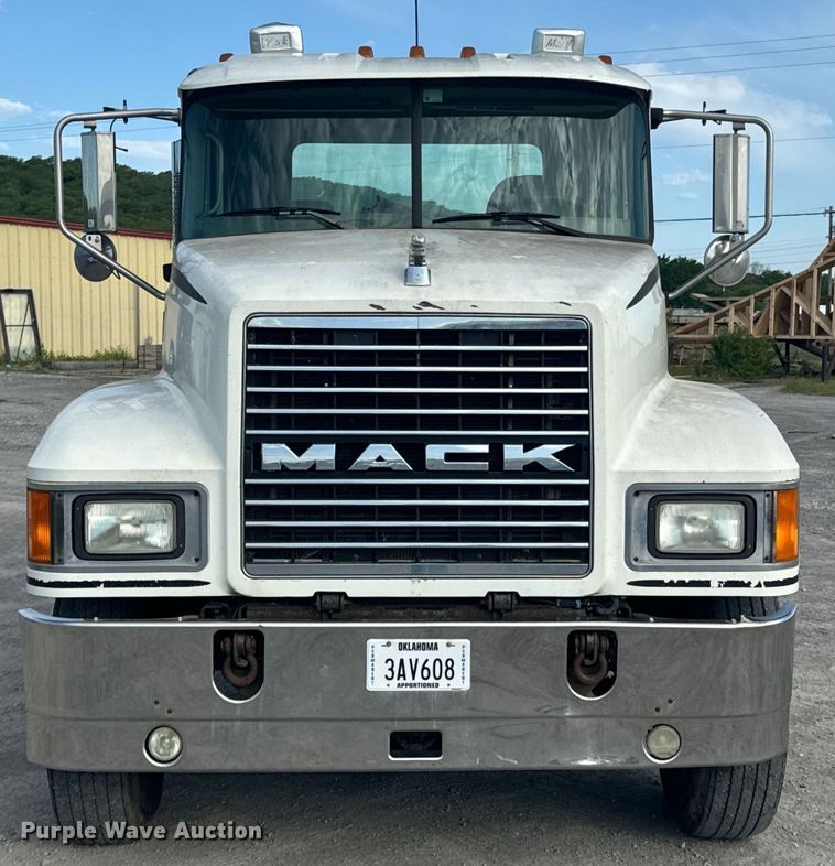 image for item ND9280 2006 Mack CHN613 semi truck