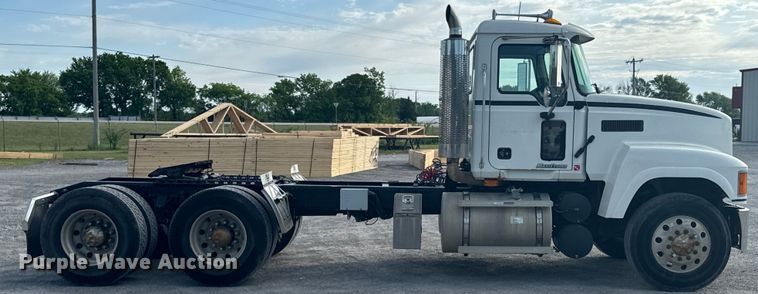 image for item ND9280 2006 Mack CHN613 semi truck