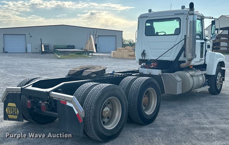 image for item ND9280 2006 Mack CHN613 semi truck