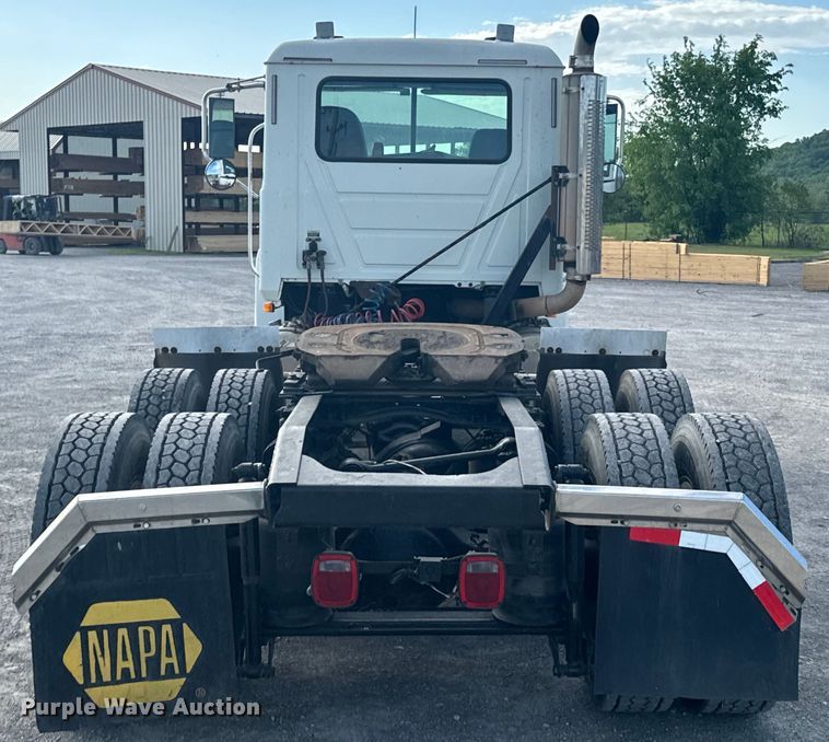 image for item ND9280 2006 Mack CHN613 semi truck