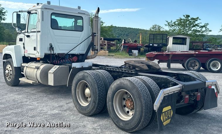 image for item ND9280 2006 Mack CHN613 semi truck