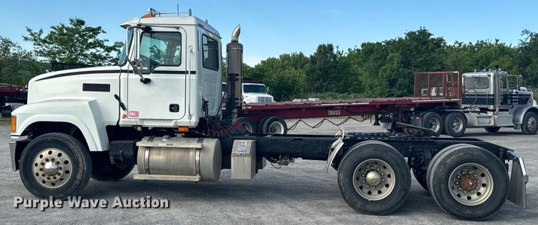 image for item ND9280 2006 Mack CHN613 semi truck