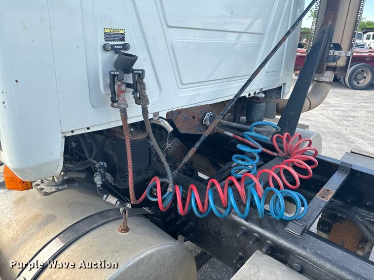 image for item ND9280 2006 Mack CHN613 semi truck