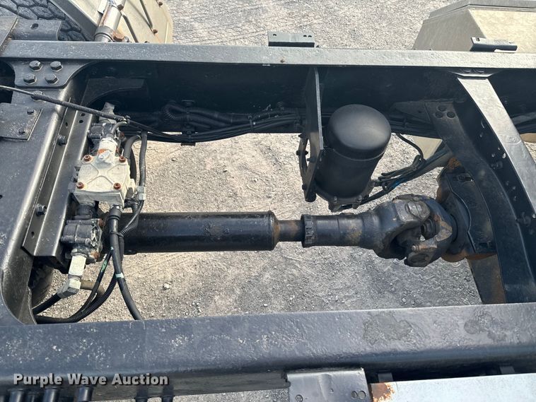 image for item ND9280 2006 Mack CHN613 semi truck