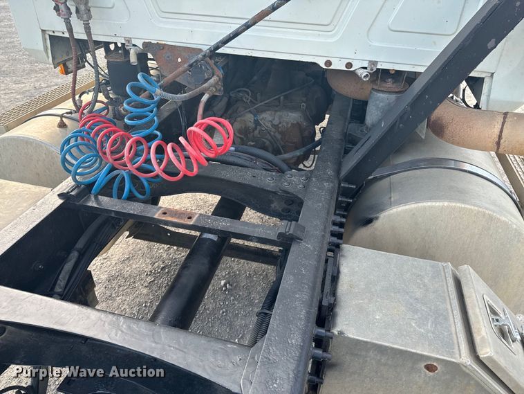 image for item ND9280 2006 Mack CHN613 semi truck