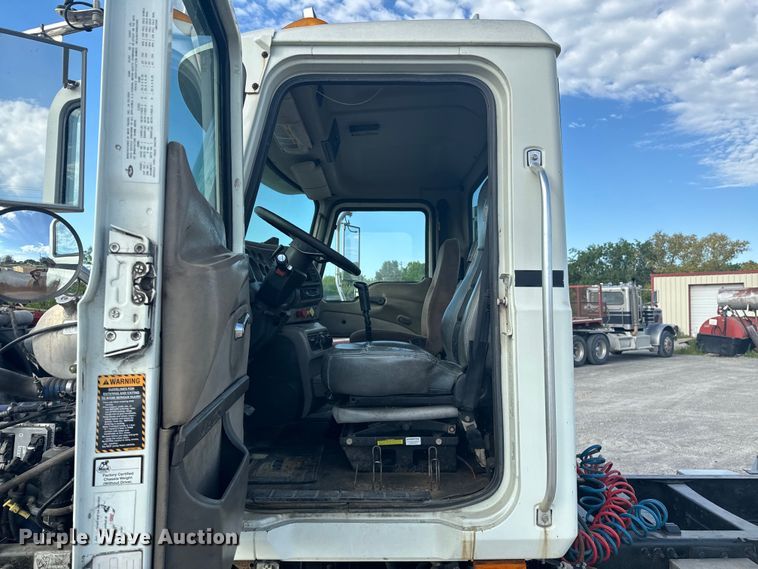 image for item ND9280 2006 Mack CHN613 semi truck